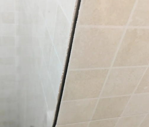 微山瓷砖空鼓维修公司分享阳台瓷砖脱落的修复过程可以分为以下几个步骤