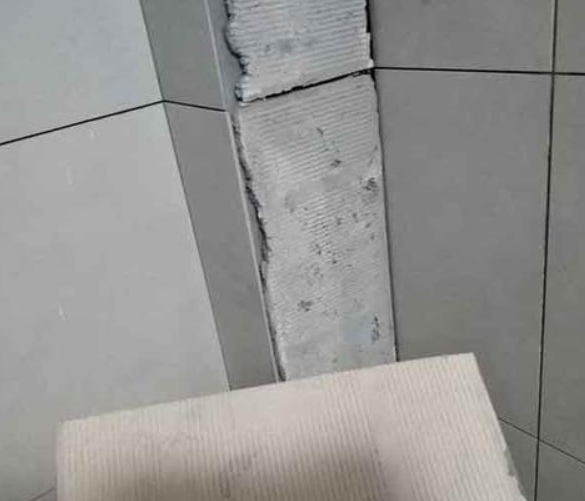 微山瓷砖空鼓维修公司分享下厨房瓷砖脱落的补救措施。